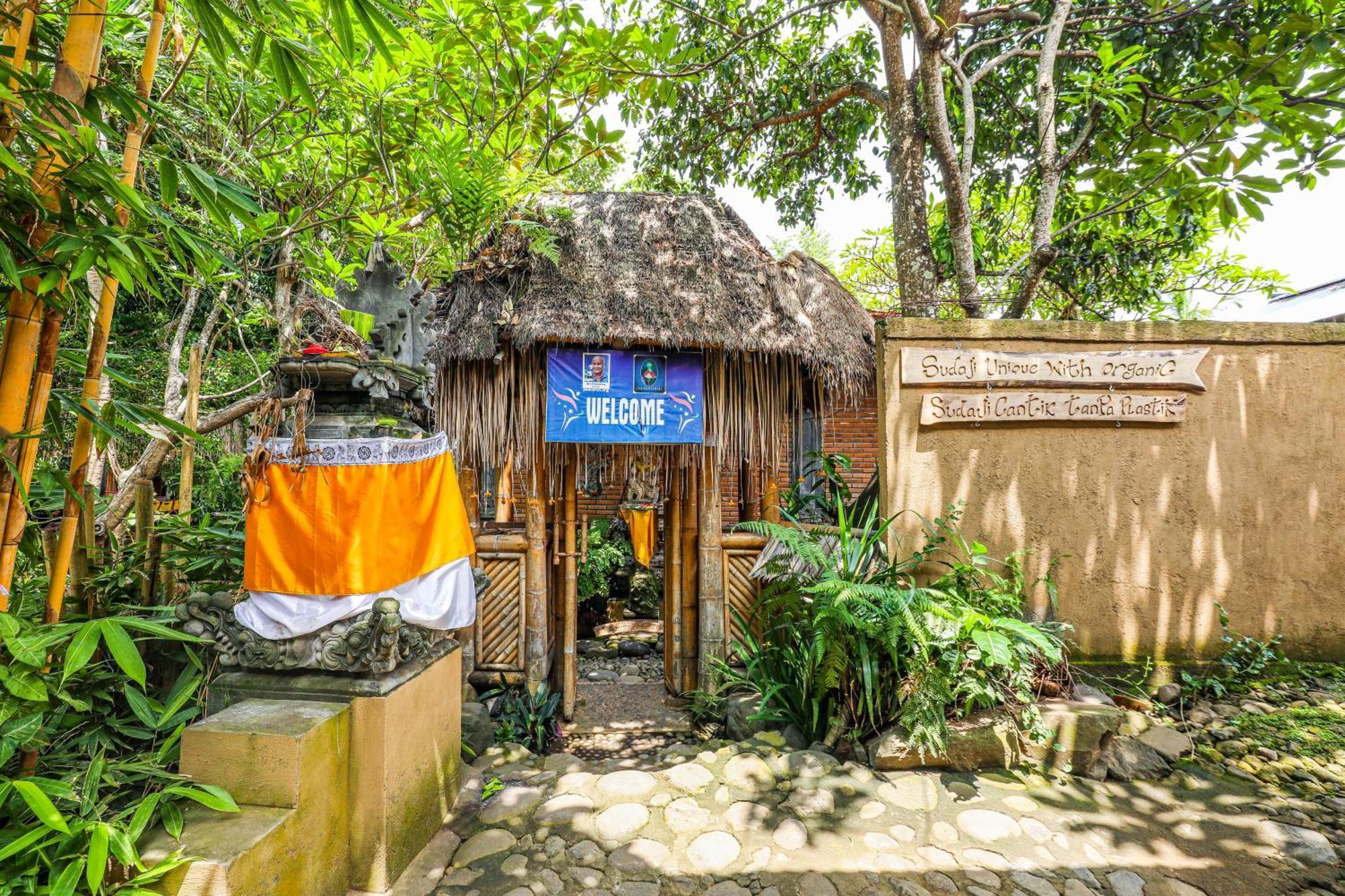 Omunity Bali Hotel Singaraja  Exterior photo