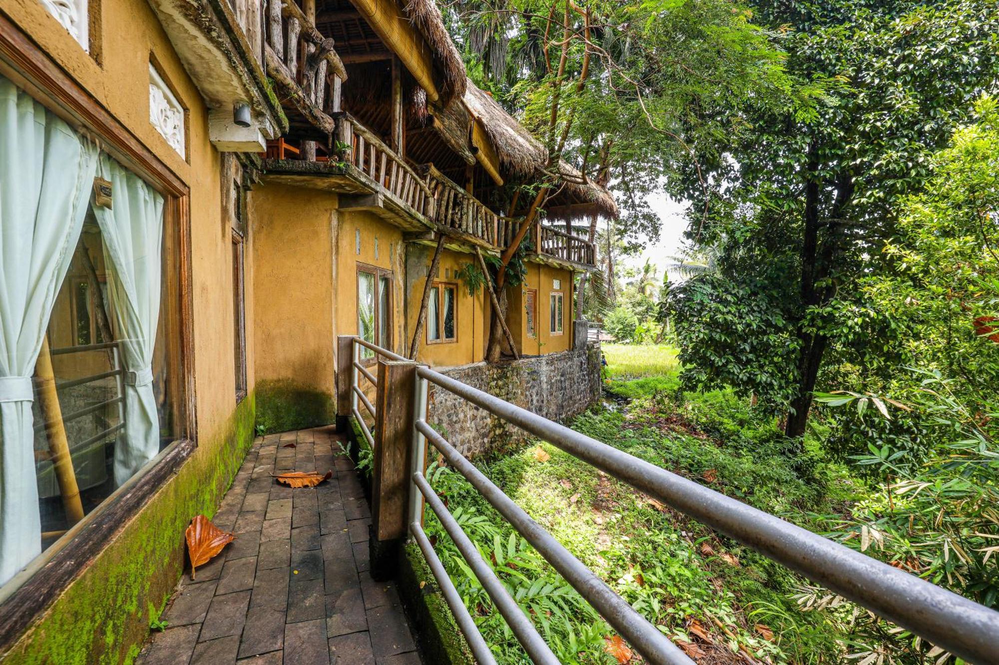 Omunity Bali Hotel Singaraja  Exterior photo