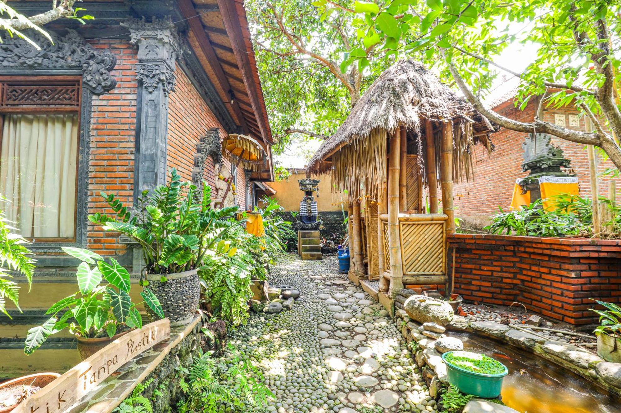 Omunity Bali Hotel Singaraja  Exterior photo