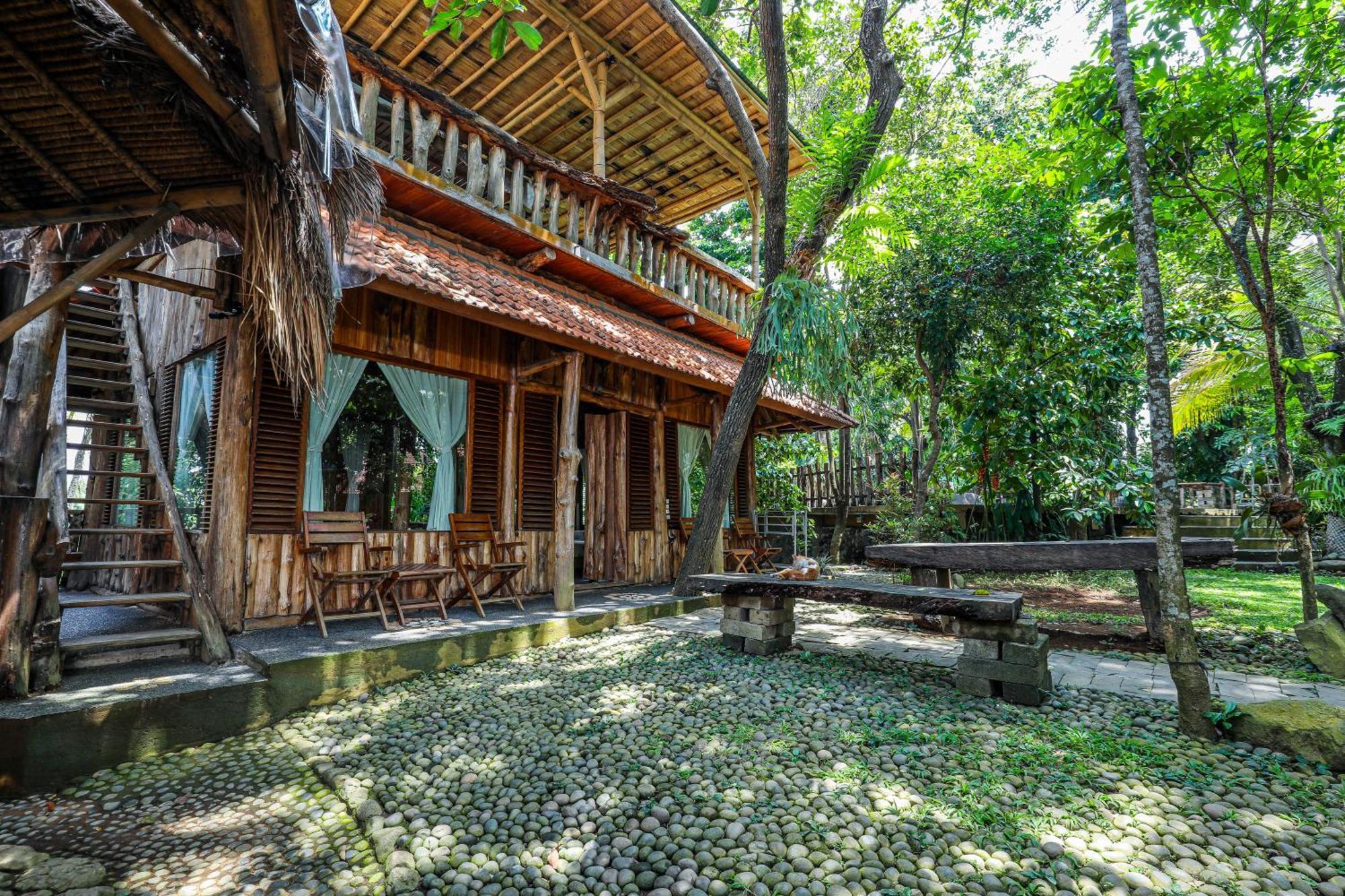 Omunity Bali Hotel Singaraja  Exterior photo